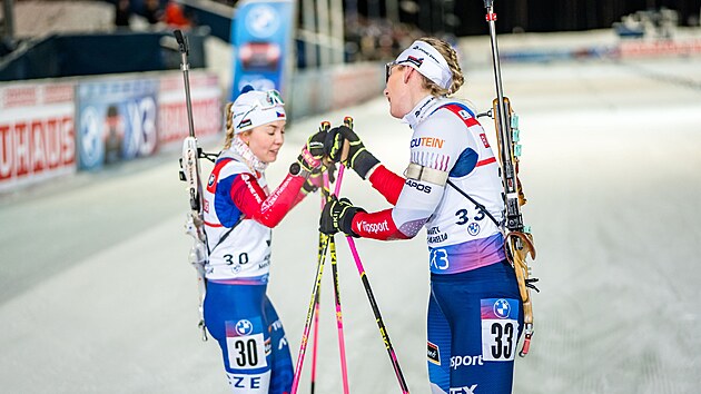 Tereza Voborn�kov� a Lucie Charv�tov� se zdrav� v c�li zkr�cen�ho...