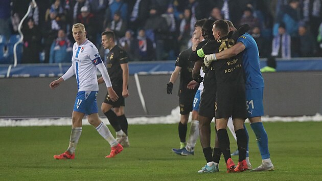 Kapit�n ostravsk�ho Ban�ku Michal Frydrych sleduje v�t�znou radost fotbalist� Slavie.