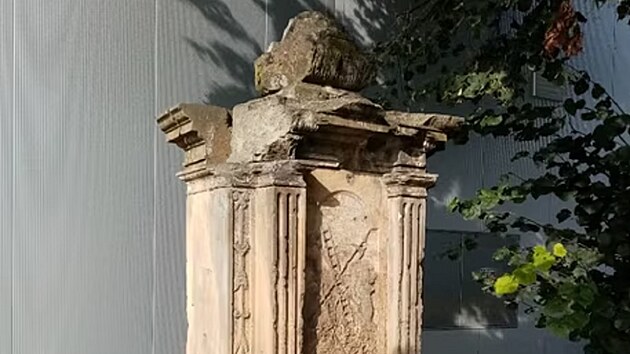 Renovovan barokn podstavec souso Ukiovanho ve Slavonn
