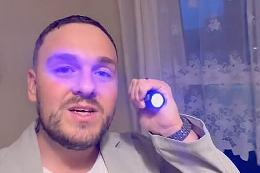 Zac Jones a jeho v�rná pomocnice, UV lampa. S ní doká�e velmi rychle zhodnotit,...