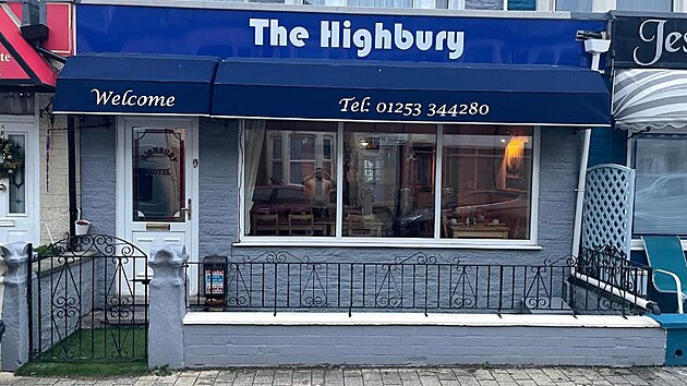 Zven�� hotel v Blackpoolu nijak ot�esn� nevypadal a jeho n�zk� cena ubytov�n� p�sobila v�c ne� l�kav�.