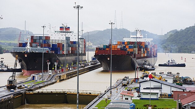 V Miraflores se na proplut� Panamsk�m pr�plavem d��ve �ekalo hodiny, dnes to mohou b�t i t�dny.