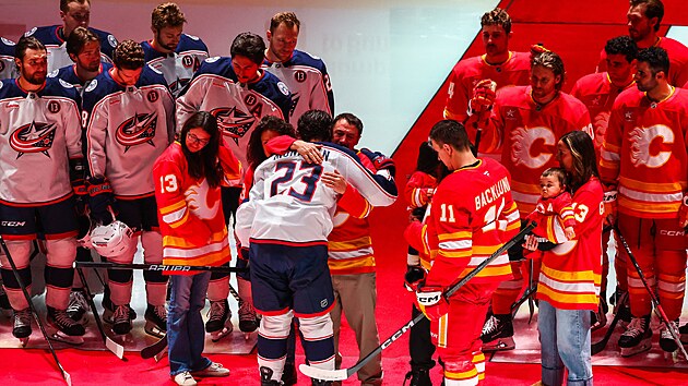 Sean Monahan z Columbusu a Mikael Backlund z Calgary objmaj rodinu zesnulho Johnnyho Gaudreaua.