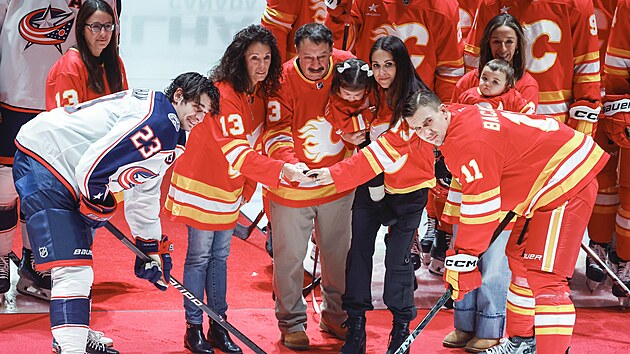 Sean Monahan z Columbusu a Mikael Backlund z Calgary pi vodnm buly na poest zesnulho Johnnyho Gaudreaua.