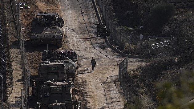 Izraelt vojci ste linii pm mezi Sri a Izraelem okupovanmi Golanskmi vinami. (9. prosince 2024)