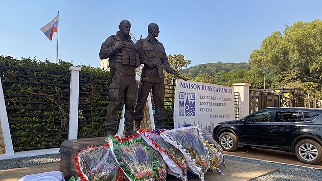 P�ed kulturn�m centrem Rusk� d�m ve St�edoafrick� republice postavili sochu b�val�mu ��fovi rusk� �oldn��sk� Wagnerovy skupiny Jevgeniji Prigo�inovi. (3. prosince 2024)