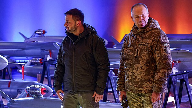 Ukrajinsk� prezident Volodymyr Zelenskyj a vrchn� velitel ukrajinsk�ch ozbrojen�ch sil gener�lplukovn�k Oleksandr Syrskij b�hem odhalen� nov�ch ukrajinsk�ch bezpilotn�ch raket Peklo v Kyjev�. (6. prosince 2024)