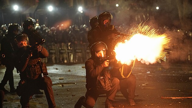 Tis�ce lid� v Tbilisi znovu vy�ly do ulic na protest proti ozn�men� vl�dnouc� strany Gruz�nsk� sen pozastavit na p��t� �ty�i roky p��stupov� jedn�n� s EU. (5. prosince 2024)