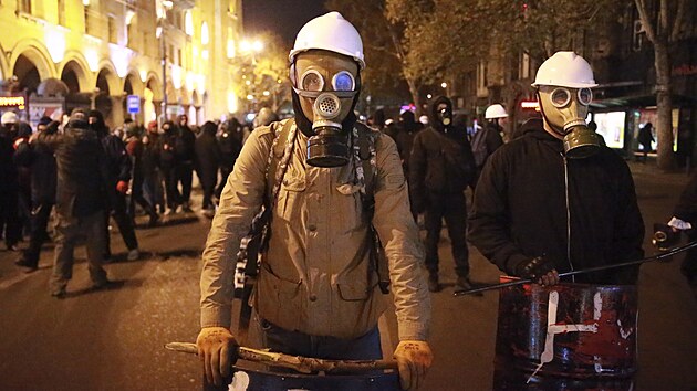 Tis�ce lid� v Tbilisi znovu vy�ly do ulic na protest proti ozn�men� vl�dnouc� strany Gruz�nsk� sen pozastavit na p��t� �ty�i roky p��stupov� jedn�n� s EU. (5. prosince 2024)