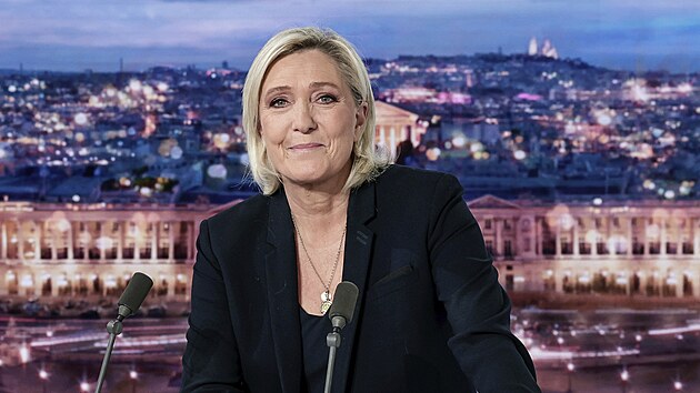 V�dkyn� francouzsk� krajn� pravice Marine Le Penov� p�zuje p�ed rozhovorem pro francouzsk� televizn� kan�l TF1. (4. prosince 2024)