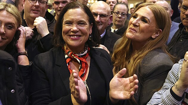 P�edsedkyn� strany Sinn F�in Mary Lou McDonaldov� (vlevo) slav� v�t�zstv� ve sv�m volebn�m obvodu (30. listopadu 2024)