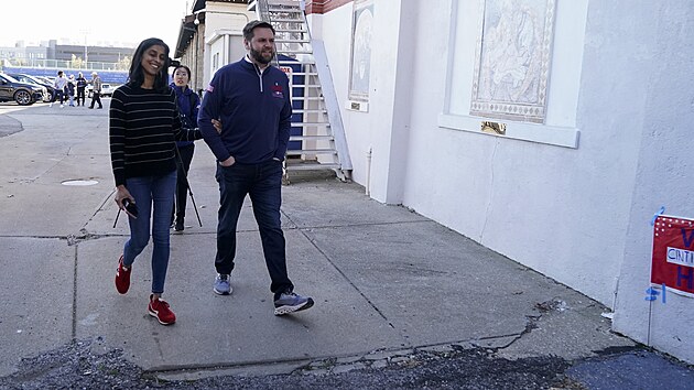 Usha Vanceov� a jej� man�el b�hem sen�tn�ch voleb v Ohiu (8. listopadu 2022)