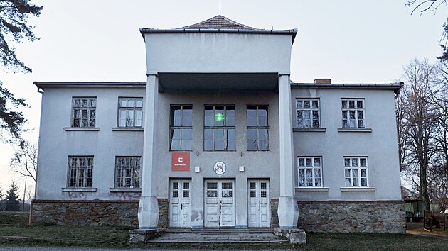 Sportovn hala by mla v Jaromicch vzniknout na mst star sokolovny na prostranstv mezi Tyrovou a Jirskovou ulic. Sokolovna byla v roce 2017 zbourna, i kdy se tehdy objevily i hlasy volajc po jejm zapsn mezi nemovit pamtky.