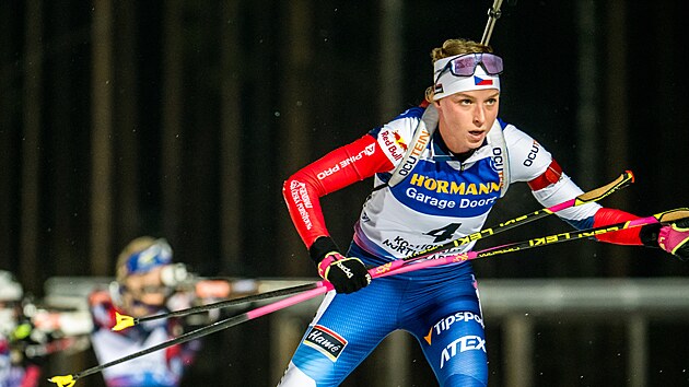 Mark�ta Davidov� odj�d� ze st�elnice b�hem hromadn�ho z�vodu v Kontiolahti.