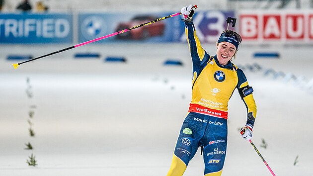 Elvira �bergov� v�t�z� v hromadn�m z�vod� v Kontiolahti.