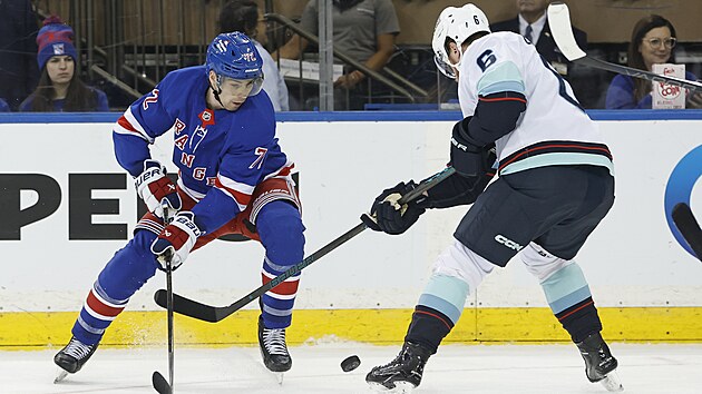 �to�n�k Filip Chytil z New Yorku Rangers bojuje o puk s Adamem Larssonem ze Seattlu.