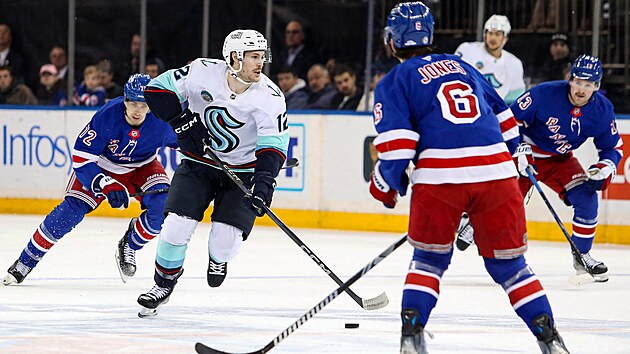 Tye Kartye ze Seattlu �to�� v utk�n� proti New Yorku Rangers.