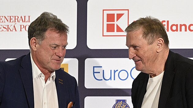 Prezident svazu Alois Hadamczik (vpravo) se bav� s tren�rem �esk�ch hokejist� Radimem Rul�kem.