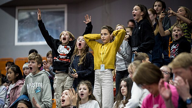 Basket Brno v�noval utk�n� ENBL �kolou povinn�m fanou�k�m. Ti se odvd��ili skv�lou atmosf�rou.