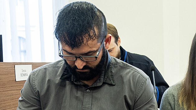P�ed Obvodn�m soudem pro Prahu 5 stanul expolicista Tom� Strnad. (5. prosince 2024)