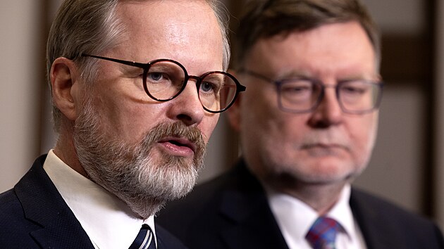 Premi�r Petr Fiala a ministr financ� Zbyn�k Stanjura po jedn�n� na Pra�sk�m hrad� s prezidentem republiky Petrem Pavlem. (9. prosince 2024)