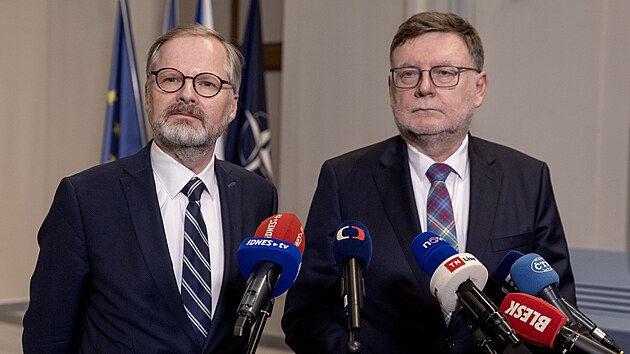 Premi�r Petr Fiala a ministr financ� Zbyn�k Stanjura po jedn�n� na Pra�sk�m hrad� s prezidentem republiky Petrem Pavlem. (9. prosince 2024)
