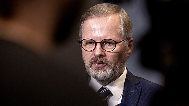 Premi�r Petr Fiala a ministr financ� Zbyn�k Stanjura po jedn�n� na Pra�sk�m hrad� s prezidentem republiky Petrem Pavlem. (9. prosince 2024)