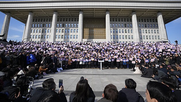 V�dce hlavn� jihokorejsk� opozi�n� Demokratick� strany I �e-mjong hovo�� na shrom�d�n� proti prezidentovi Jun Sok-jolovi v N�rodn�m shrom�d�n�. (4. prosince 2024)