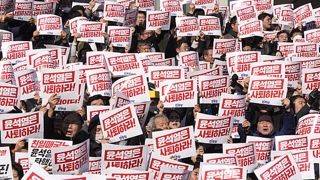 V�dce hlavn� jihokorejsk� opozi�n� Demokratick� strany I �e-mjong hovo�� na shrom�d�n� proti prezidentovi Jun Sok-jolovi v N�rodn�m shrom�d�n�. (4. prosince 2024)