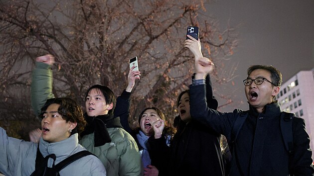 Lid� provol�vaj� hesla p�ed branou N�rodn�ho shrom�d�n� pot�, co jihokorejsk� prezident Jun Sok-jol vyhl�sil stann� pr�vo. (4. prosince 2024)