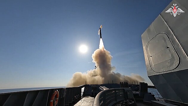 Fregata rusk�ho n�mo�nictva vypou�t� hypersonickou ��zenou st�elu Cirkon b�hem cvi�en� ve St�edozemn�m mo�i.(3. prosince 2024)