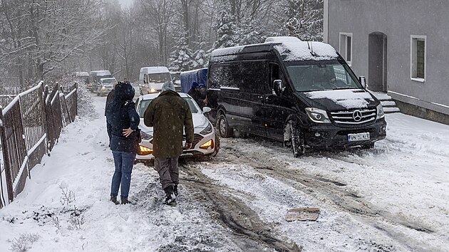 Sn�h zkomplikoval dopravu na �stecku. Kolona aut na n�hradn� trase ve m�st� Tis�. (6. prosince 2024)