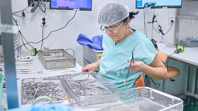 Oddlen Centrln sterilizace v Baov nemocnici ve Zln kad den sterilizuje pomoc parnho nebo plazmovho steriliztoru tisce nstroj k operacm. Tch je denn vce n 50. (listopad 2024)