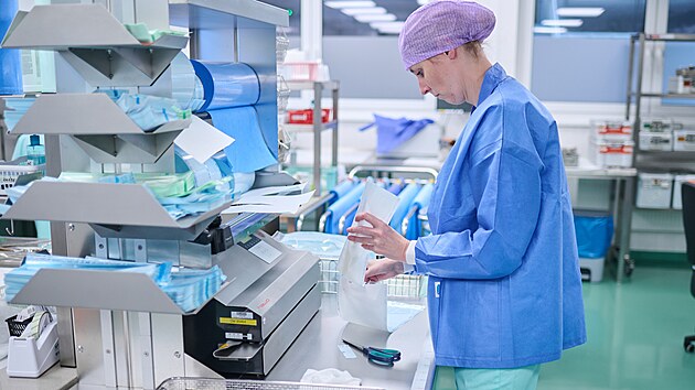 Oddlen Centrln sterilizace v Baov nemocnici ve Zln kad den sterilizuje pomoc parnho nebo plazmovho steriliztoru tisce nstroj k operacm. Tch je denn vce n 50. (listopad 2024)