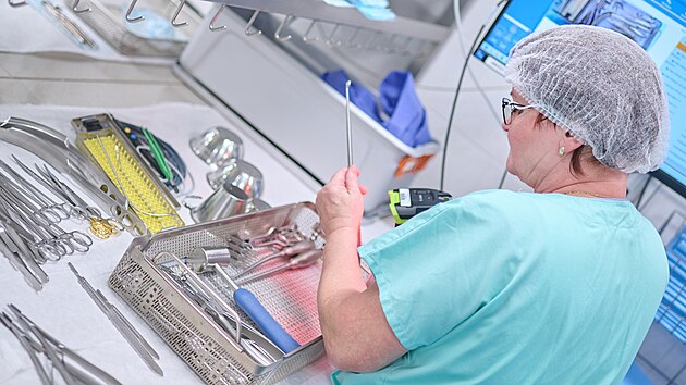 Oddlen Centrln sterilizace v Baov nemocnici ve Zln kad den sterilizuje pomoc parnho nebo plazmovho steriliztoru tisce nstroj k operacm. Tch je denn vce n 50. (listopad 2024)