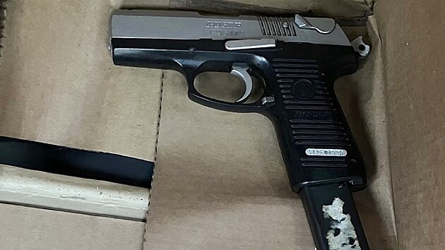 Newyorsk� policie zve�ejnila sn�mek pistole zachycenou na m�st�, kde nezn�m� st�elec zabil ��fa americk� zdravotn� poji��ovny UnitedHealthcare Briana Thompsona. (5. prosince 2024)