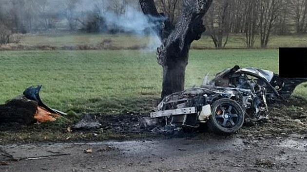 idi narazil do dvou strom, auto pak zaalo hoet. Spolujezdec nehodu nepeil.