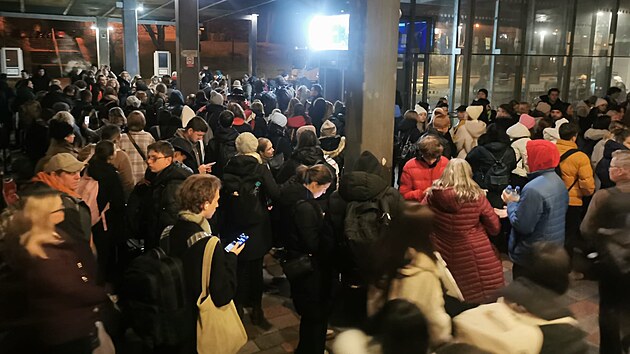 Bezradn cestujc ekaj na svj spoj v esk Tebov.