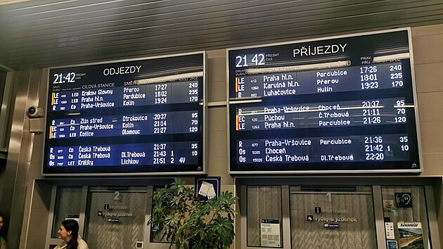 Vlaky nabraly nkolikahodinov zpodn.