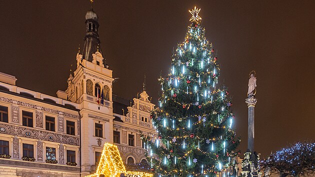 Rozsvcen vnonho stromu sledovaly v nedli na Perntnskm nmst tisce lid. V noci u okol zelo przdnotou. (2. prosince 2024)