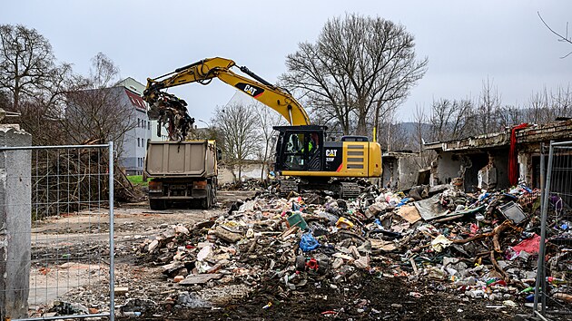 V �st� nad Labem ve vylou�en� lokalit� P�edlice za�ala demolice gar�ov�ho dvora (2. prosince 2024)