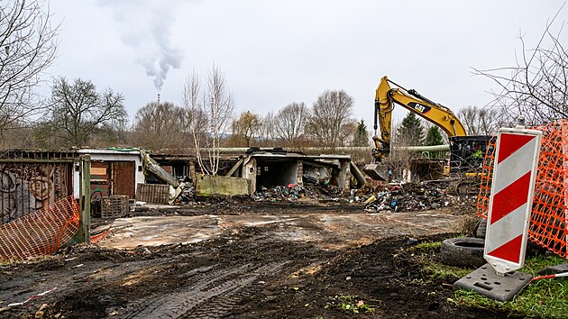 V �st� nad Labem ve vylou�en� lokalit� P�edlice za�ala demolice gar�ov�ho dvora (2. prosince 2024)