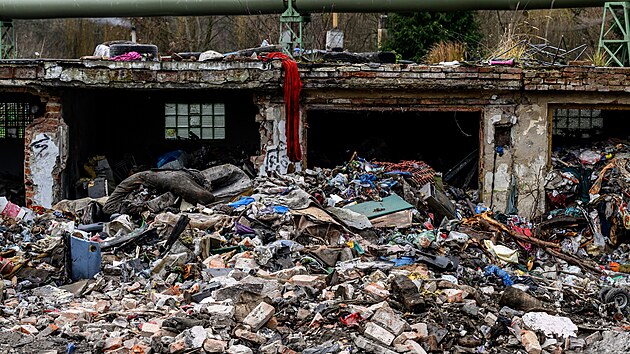 V st nad Labem ve vylouen lokalit Pedlice zaala demolice garovho dvora (2. prosince 2024)