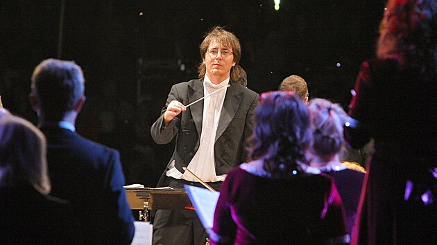 Funkce �editele Z�pado�esk�ho symfonick�ho orchestru se do�asn� ujal jeho dirigent Martin Pesch�k.