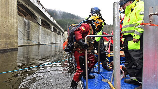 Povod� Oh�e m�n� �esle na vodn�m d�le B�ezov�. Pr�ce prov�d�j� vy�kolen� pot�p��i.