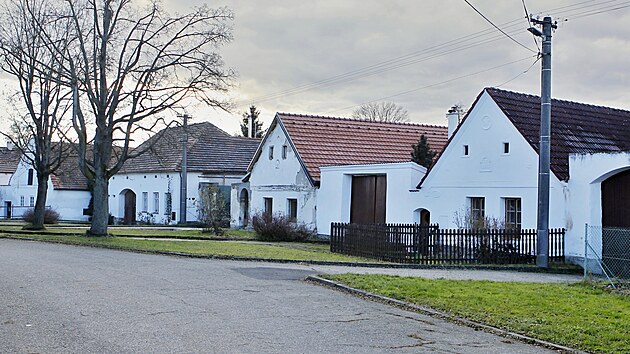 Obec se 680 obyvateli m pitom vhled, e se brzo zvt trojnsobn. Zemdlsk pozemky po sedlcch tu toti vykoupili developei.