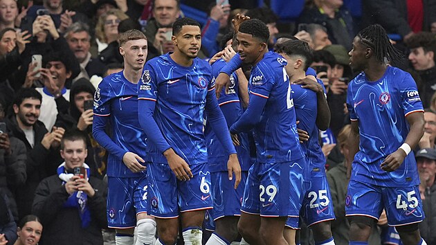 Fotbalist� Chelsea se raduj� z brzk�ho g�lu v utk�n� s Aston Villou.