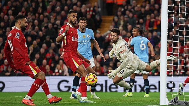 Liverpoolsk� Cody Gakpo se trefuje do br�ny Manchesteru City.