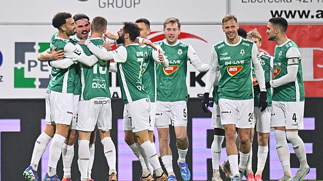 Fotbalisté Jablonce se radují z brzkého gólu v utkání s �eskými Bud�jovicemi.