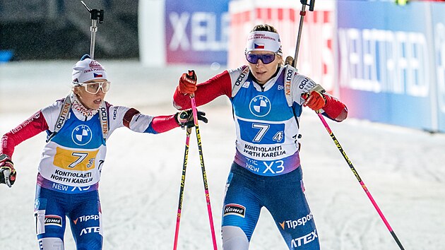 �esk� biatlonistky si p�ed�vaj� �tafetu v z�vod� v Kontiolahti.